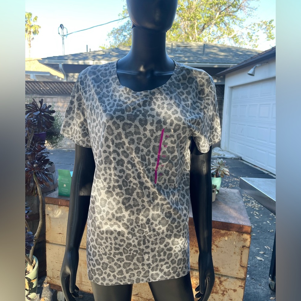 Zoe and Liv Animal Print Grey T Shirt. Brand New Size XXL